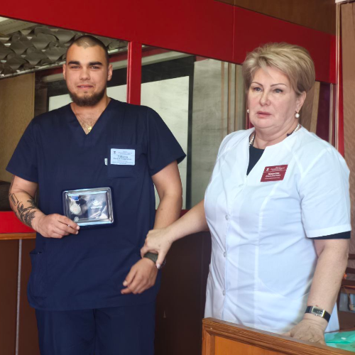 Профсоюз наградил медбрата за оказание медицинской помощи в зоне СВО